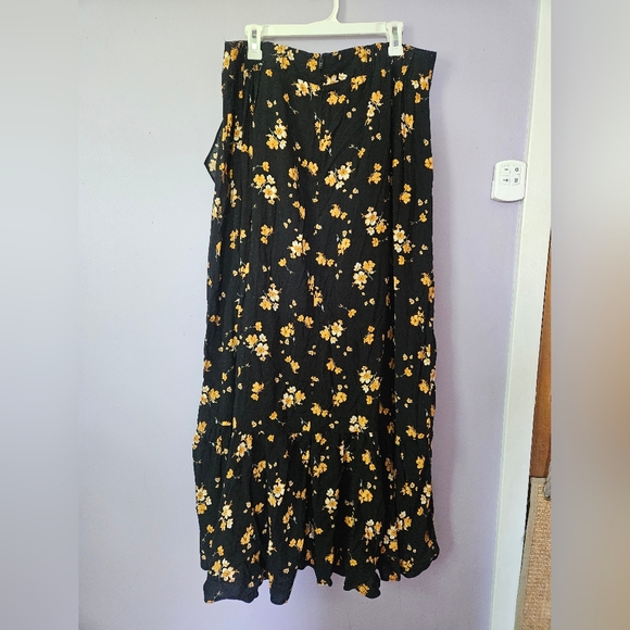 Torrid Black/Yellow Floral Hi-Low Ruffled Skirt - Picture 3 of 6